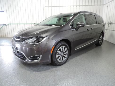 Used 2020 Chrysler Pacifica Touring-L Plus image 2