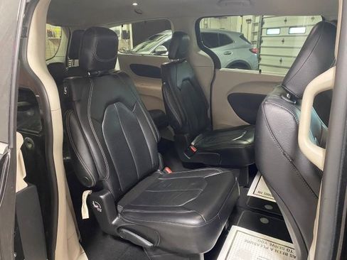 Used 2022 Chrysler Pacifica Touring-L FWD image 22