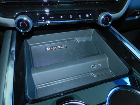New 2026 Chevrolet Suburban Premier image 24