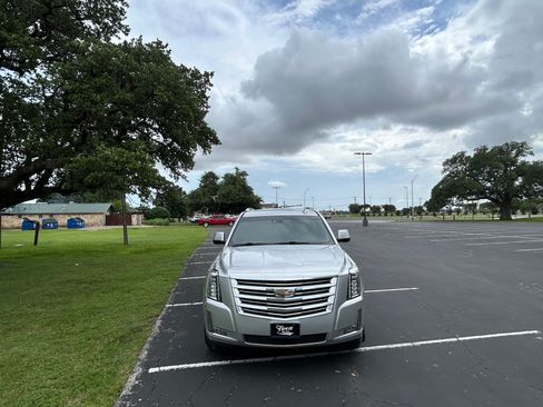 Used 2017 Cadillac Escalade 2WD Platinum image 12