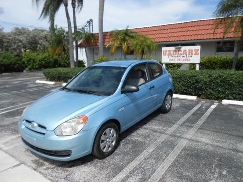 Used 2009 Hyundai Accent GS Hatchback FWD image 1