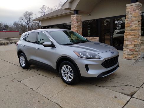Used 2021 Ford Escape SE image 1