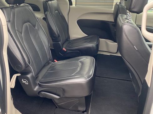 Used 2018 Chrysler Pacifica Limited image 14