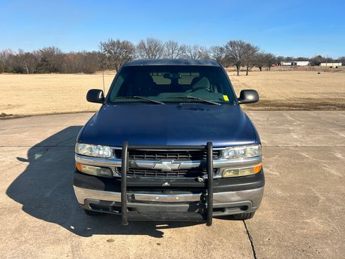 Used 2001 Chevrolet Suburban 2WD image 2
