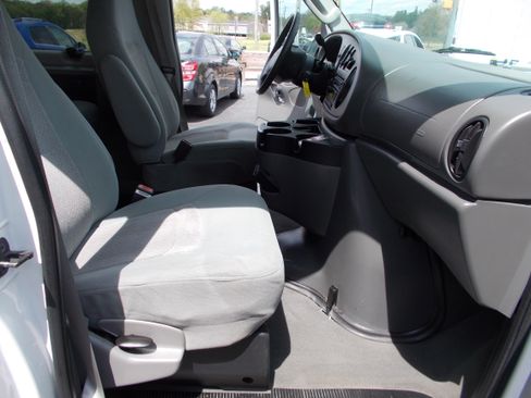 Used 2006 Ford E-150 and Econoline 150 Wagon RWD image 15