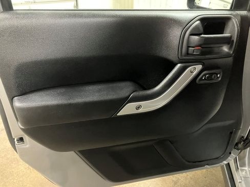 Used 2014 Jeep Wrangler Unlimited Rubicon image 8