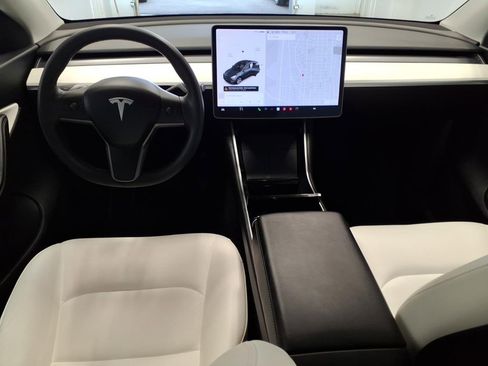 Used 2021 Tesla Model Y Long Range image 9