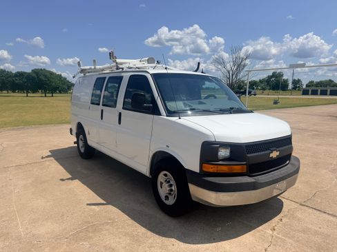Used 2014 Chevrolet Express 2500 RWD image 3