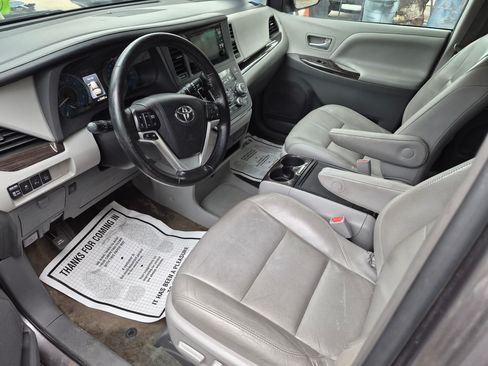 Used 2015 Toyota Sienna XLE image 5