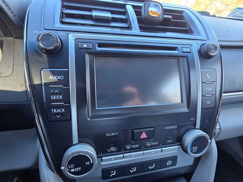 Used 2012 Toyota Camry image 17