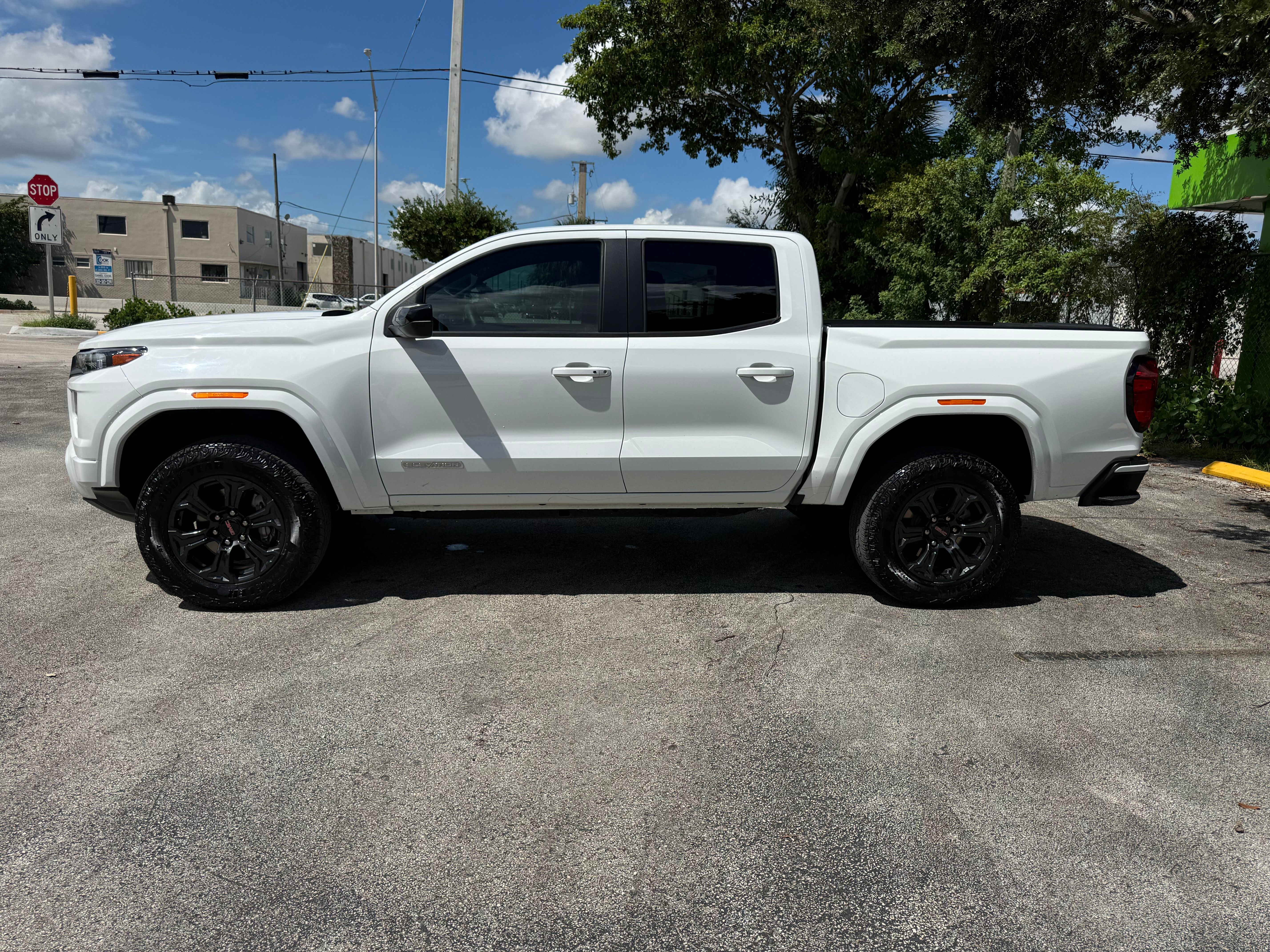 Used 2024 GMC Canyon 2WD Crew Cab Elevation image 17