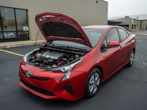 Used 2016 Toyota Prius image 9