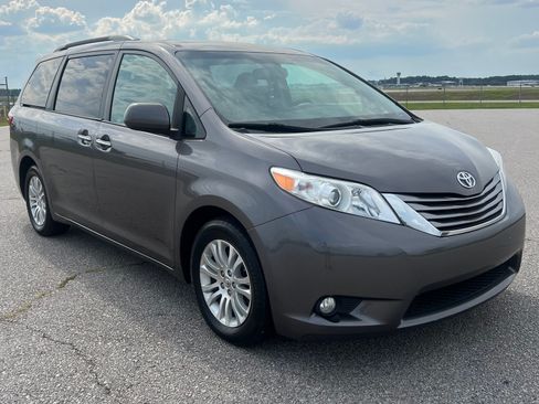 Used 2017 Toyota Sienna XLE Minivan FWD image 9