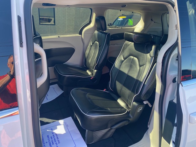 Used 2023 Chrysler Pacifica Limited FWD image 18