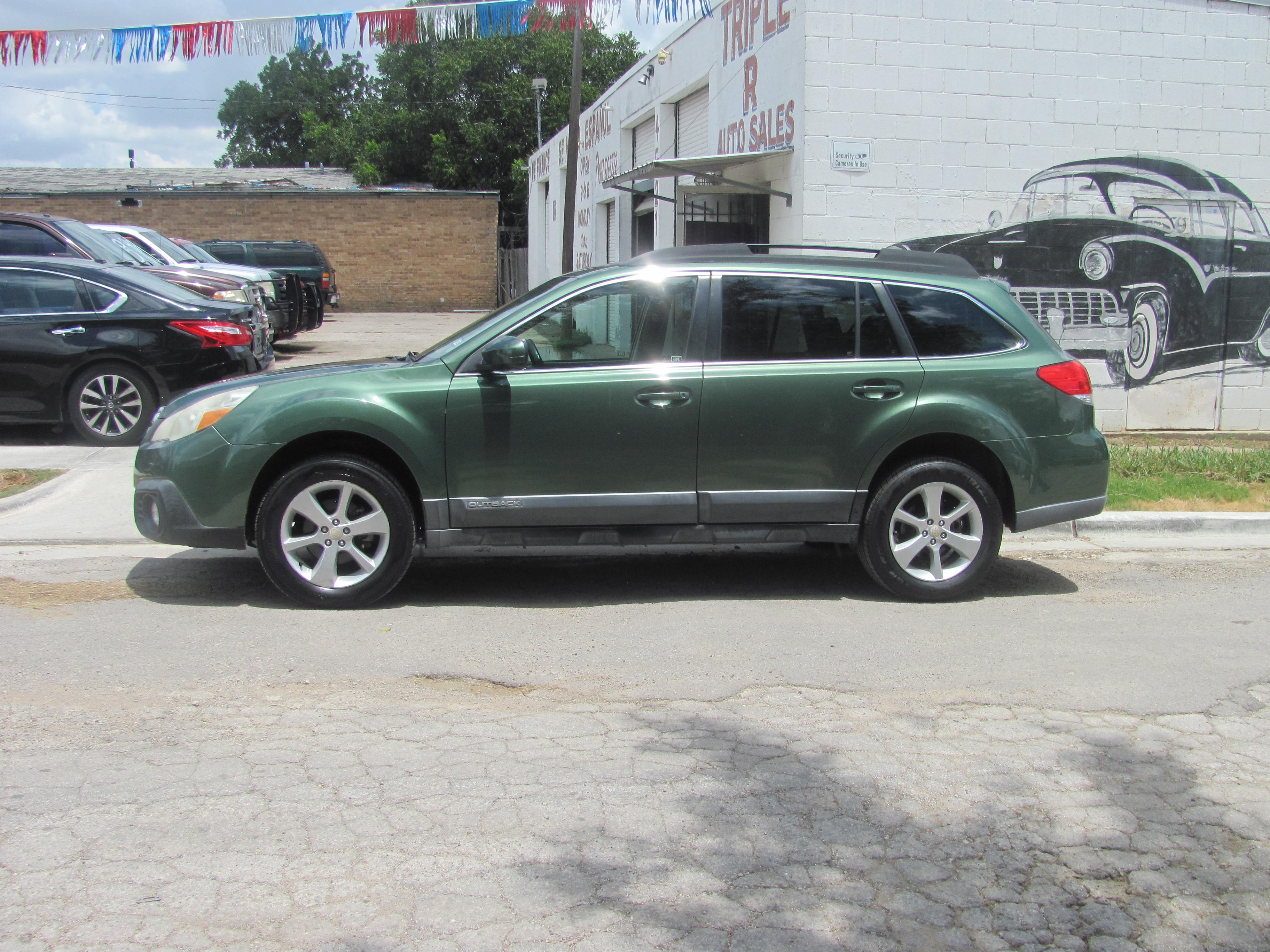 Used 2014 Subaru Outback 2.5i Premium AWD/4WD image 1
