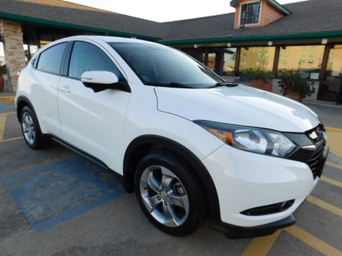 Used 2017 Honda HR-V EX image 2