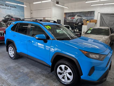 Used 2019 Toyota RAV4 LE image 8