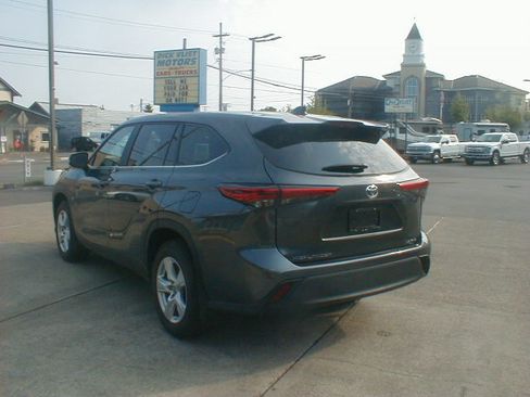 Used 2023 Toyota Highlander image 3