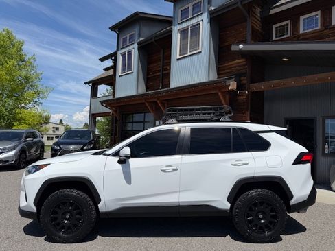 Used 2019 Toyota RAV4 AWD LE image 2