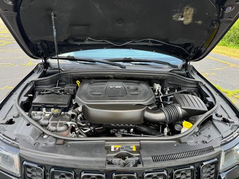 Used 2021 Jeep Grand Cherokee Laredo X image 9