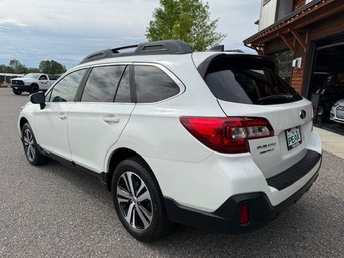 Used 2018 Subaru Outback 3.6R Limited AWD/4WD image 3