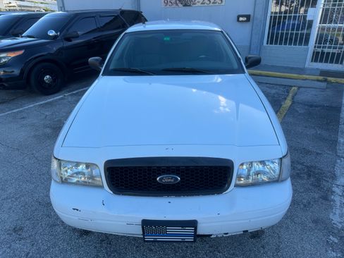 Used 2011 Ford Crown Victoria Police Interceptor image 2
