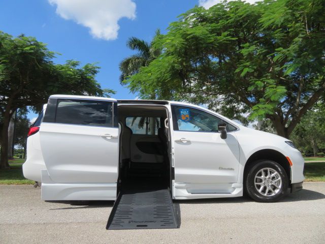 Used 2024 Chrysler Pacifica Touring-L FWD image 2