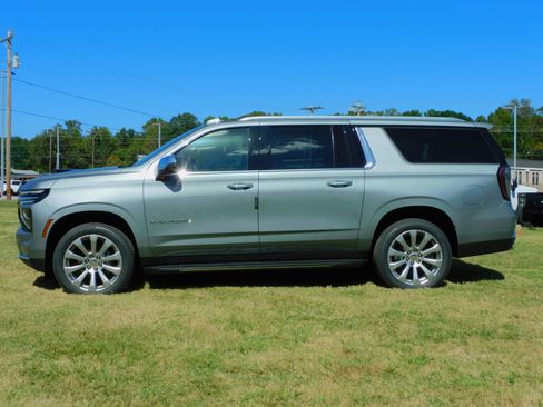 New 2026 Chevrolet Suburban Premier image 6