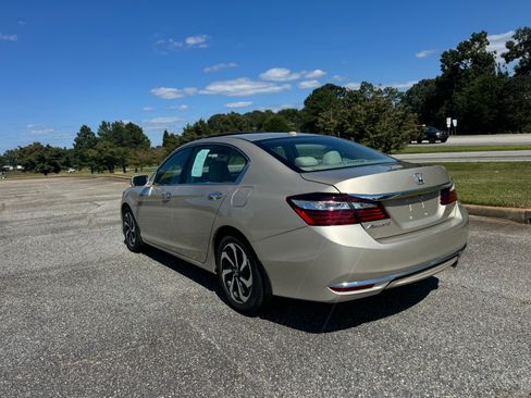 Used 2016 Honda Accord EX image 5