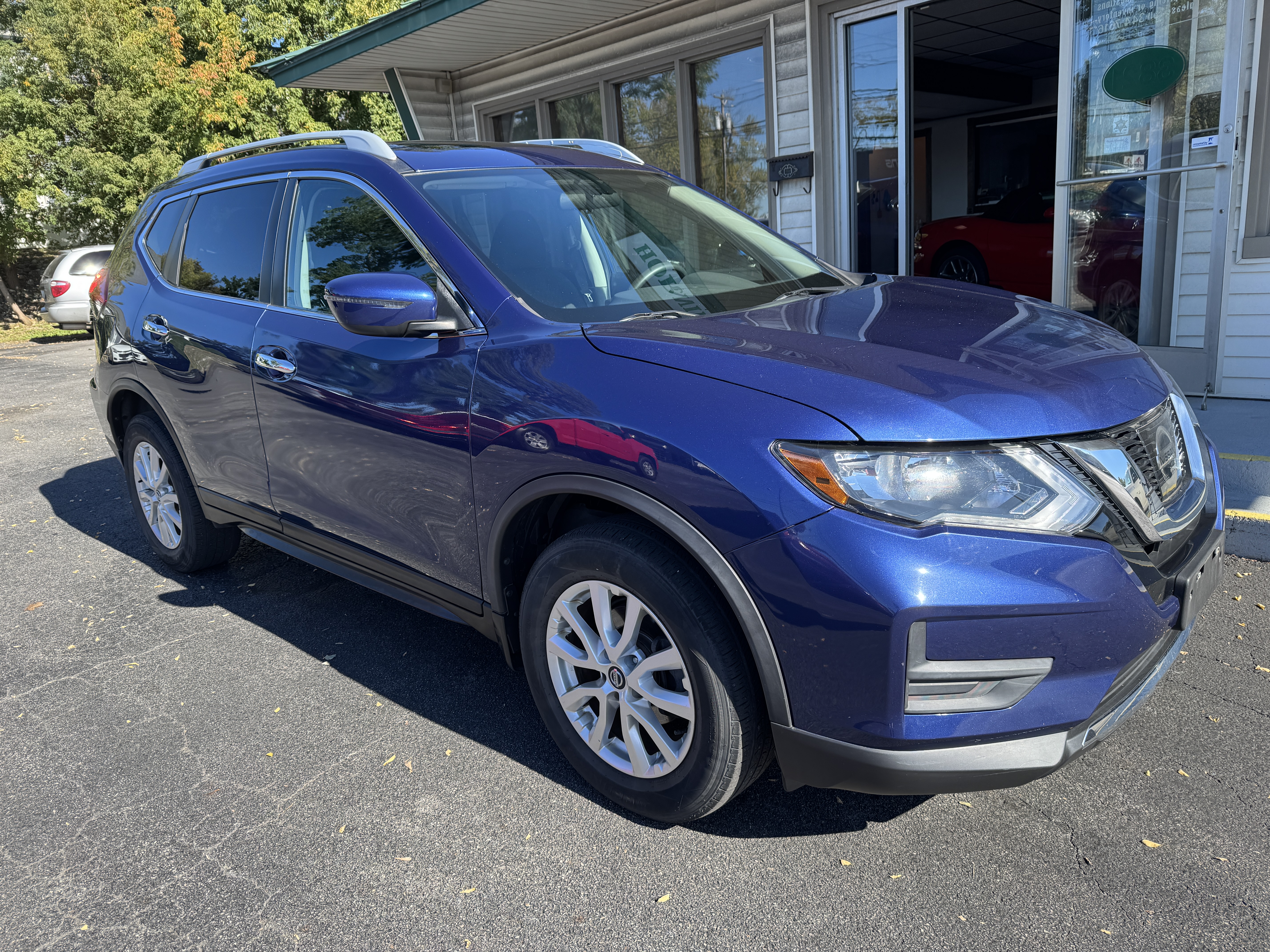 Used 2017 Nissan Rogue AWD SV image 2
