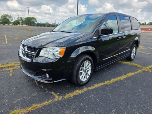 Used 2019 Dodge Grand Caravan SXT image 11
