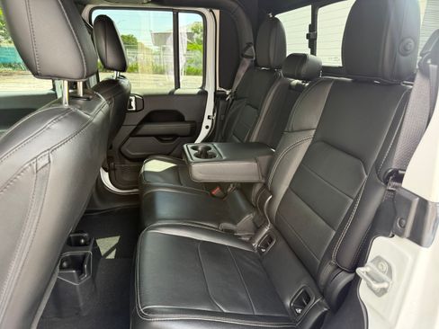 Used 2021 Jeep Gladiator Overland AWD/4WD image 4