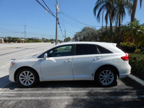Used 2009 Toyota Venza LE FWD image 2