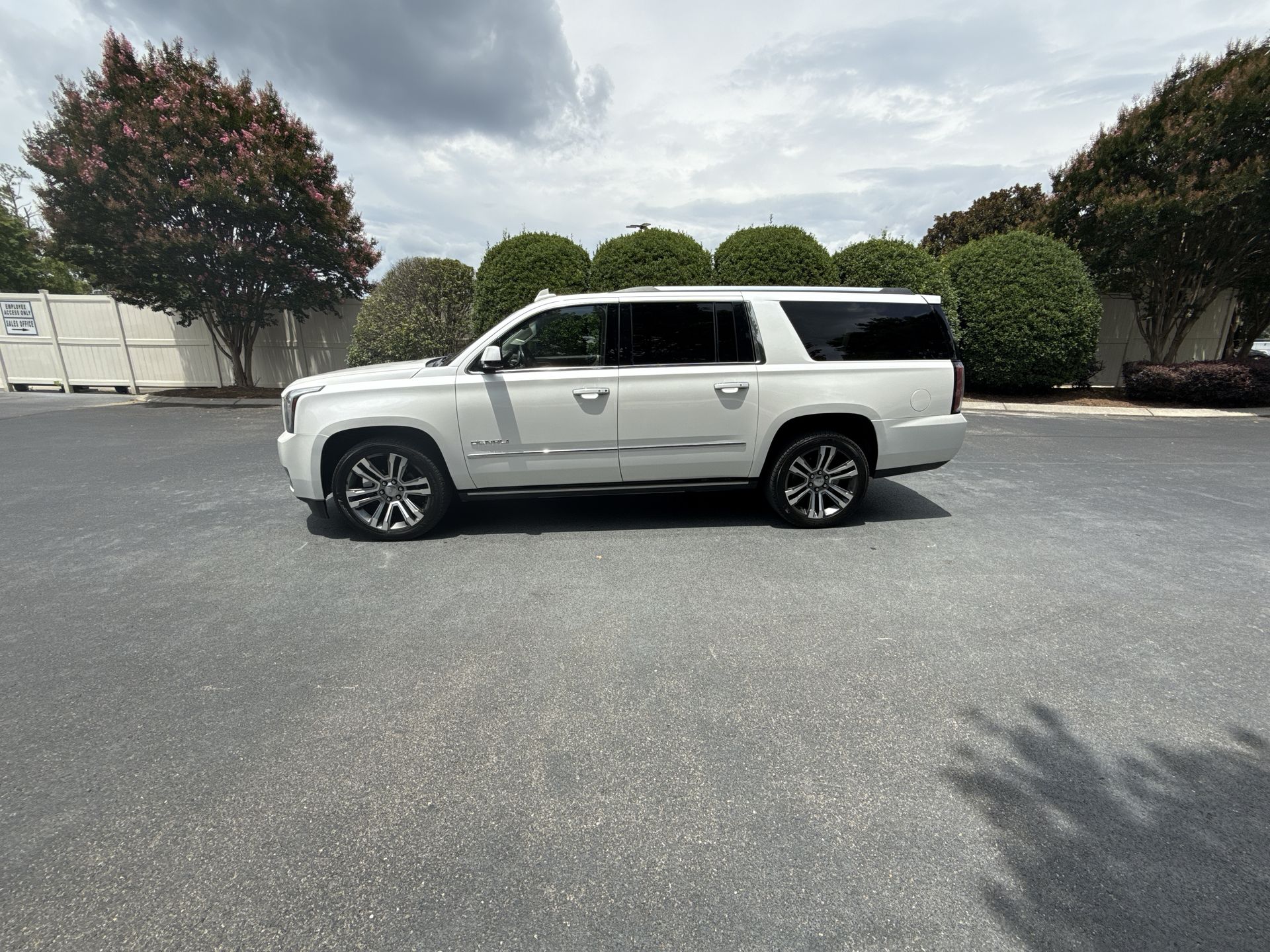 Used 2017 GMC Yukon XL 4WD Denali image 2