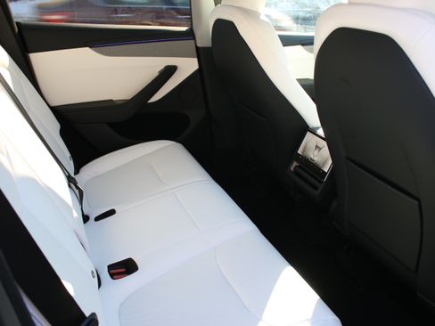 Used 2026 Tesla Model Y AWD image 6