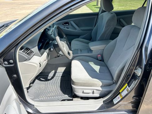 Used 2011 Toyota Camry LE image 8