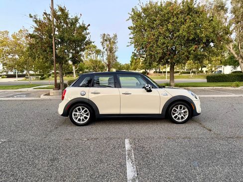 Used 2015 MINI Cooper S 4-Door Hardtop FWD image 9