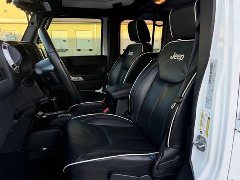 Used 2015 Jeep Wrangler 4WD Unlimited Sahara image 13