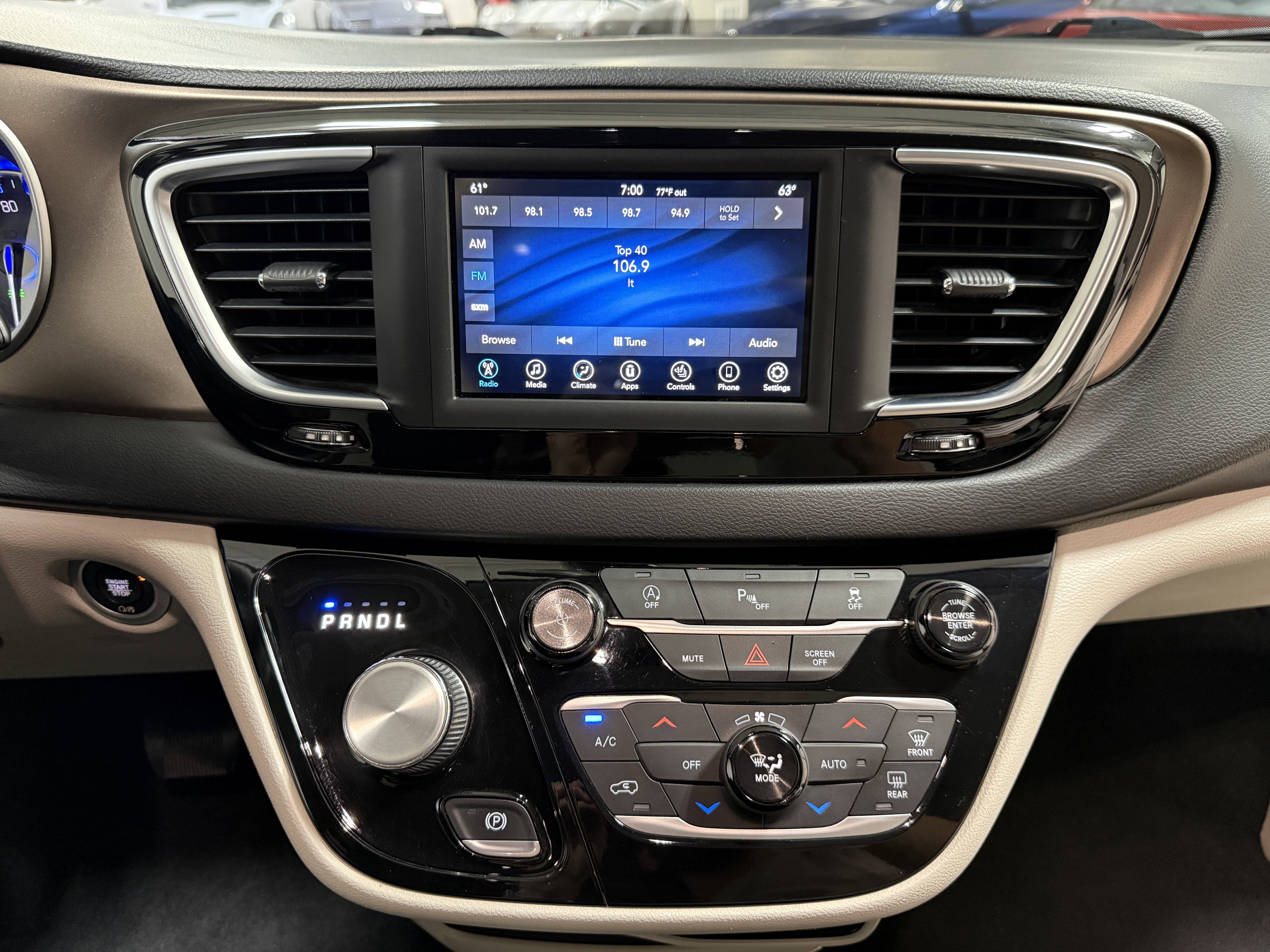 Used 2018 Chrysler Pacifica Touring-L FWD image 25