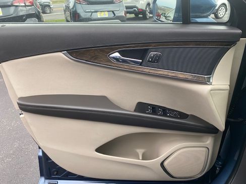 Used 2019 Lincoln Nautilus Select image 14