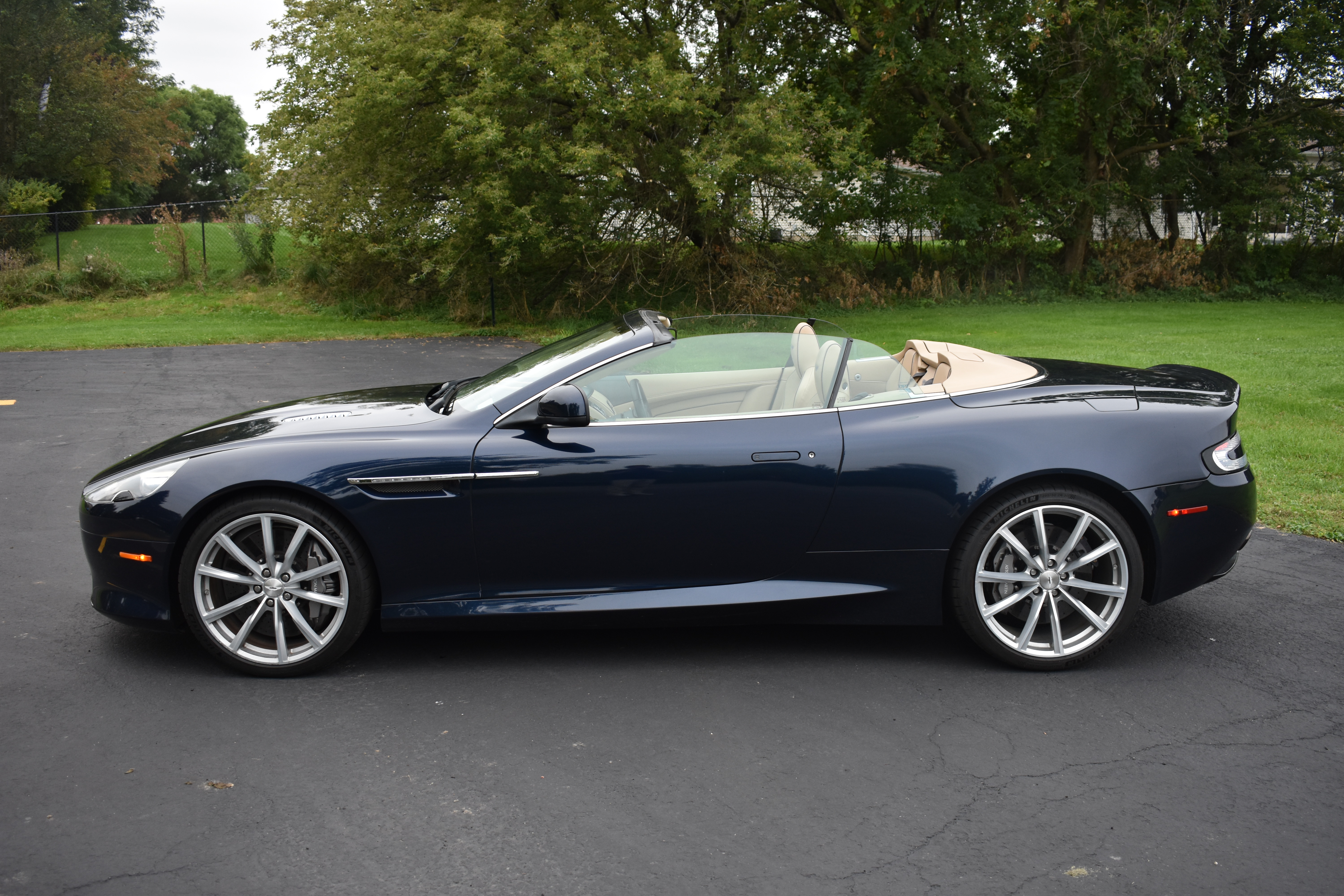 Used 2016 Aston Martin DB9 GT Volante RWD image 6