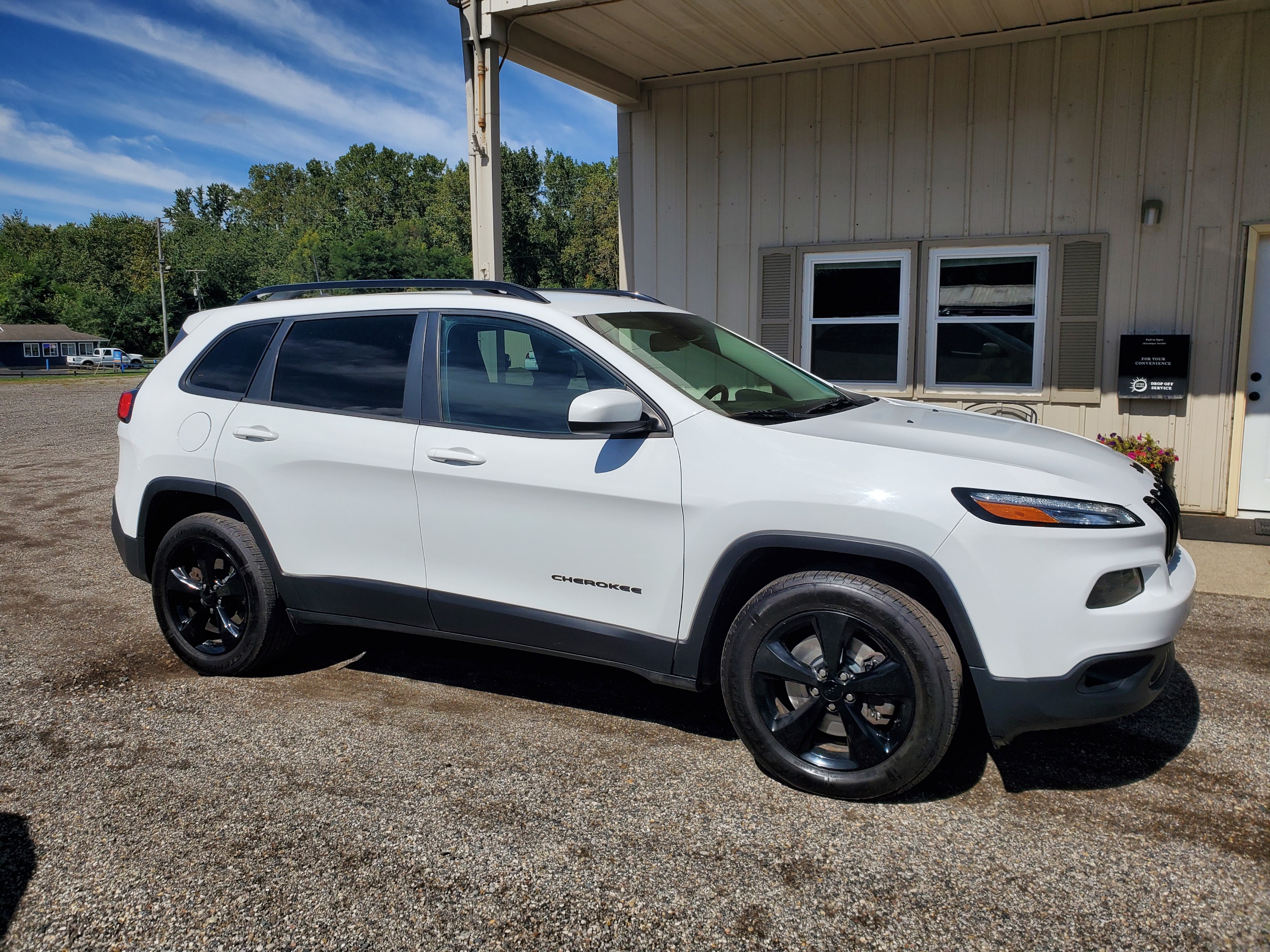 Used 2018 Jeep Cherokee 4WD Latitude image 3