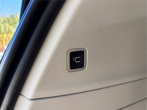 Used 2023 Chrysler Voyager LX image 43