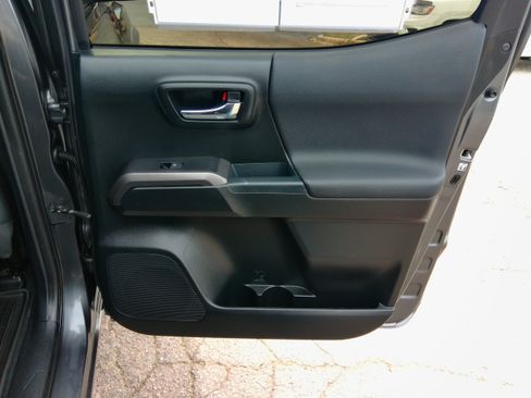 Used 2018 Toyota Tacoma TRD Off-Road image 30