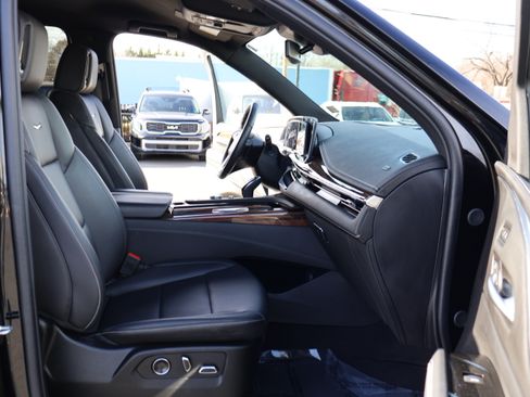 Used 2024 Cadillac Escalade ESV Luxury image 18