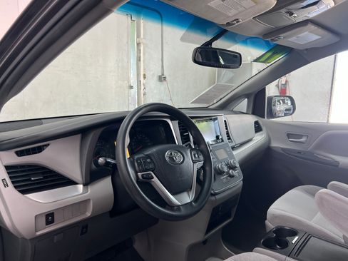 Used 2017 Toyota Sienna LE image 12