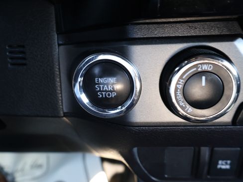 Used 2018 Toyota Tacoma TRD Sport image 28