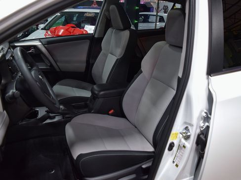 Used 2017 Toyota RAV4 XLE FWD image 19