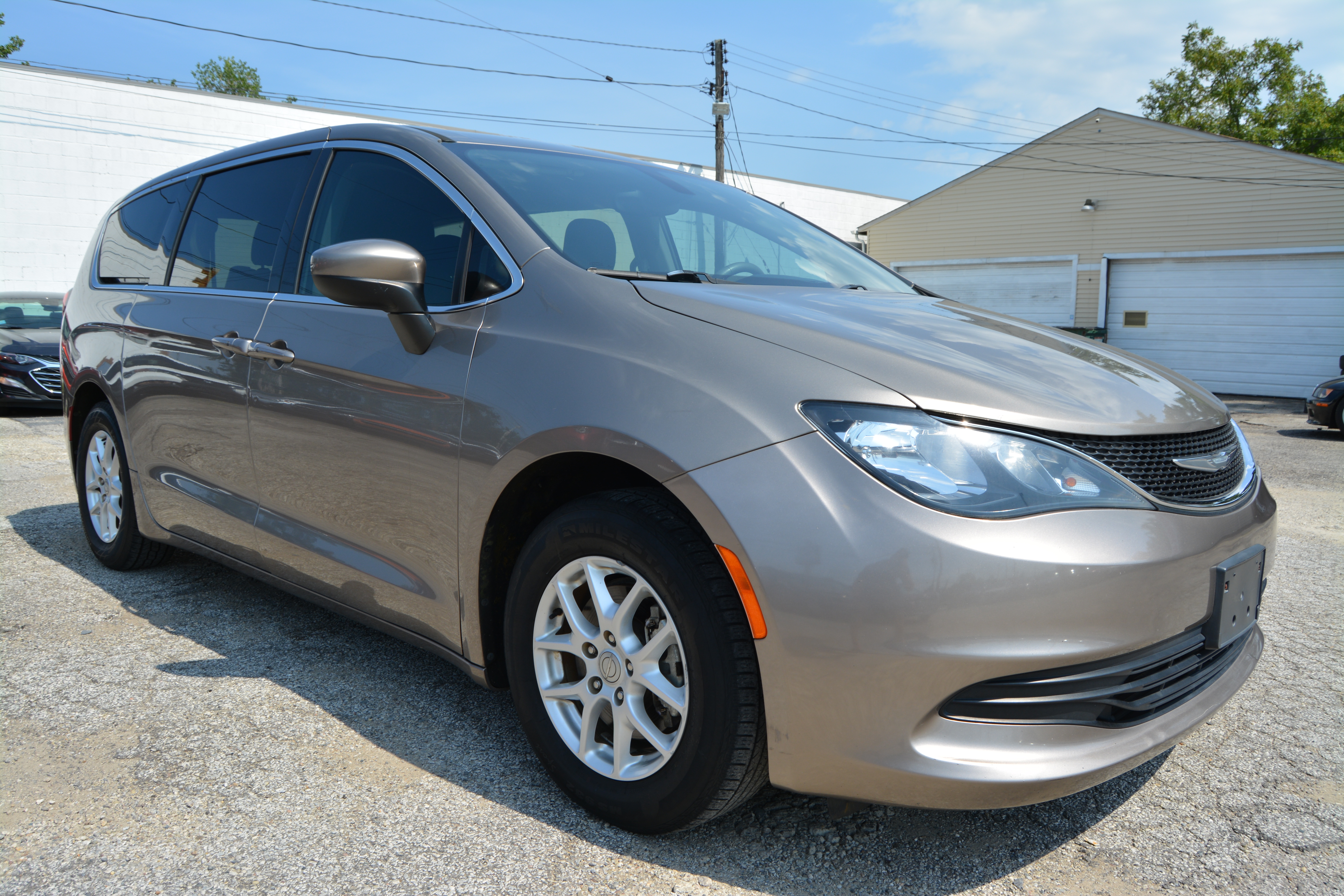 Used 2017 Chrysler Pacifica Touring FWD image 9