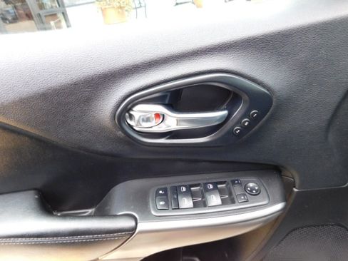 Used 2019 Jeep Cherokee Limited image 13